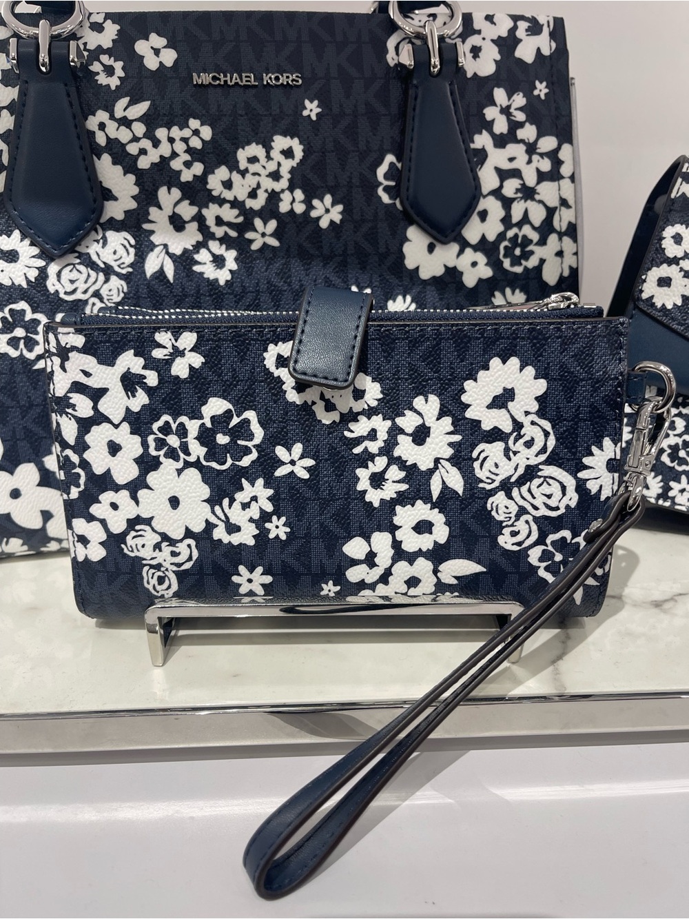 MICHAEL KORS JST Lg Double Zip Printed Signature Logo Wristlet Wallet 
Admiral
N - Picture 14 of 16